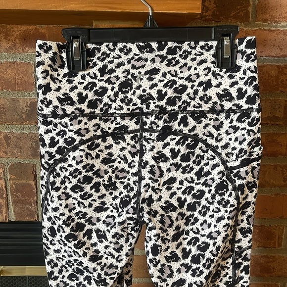 Zyia Active Snow Leopard Pocket Brilliant Hi-Rise 7/8 Leggings - Picture 3 of 5